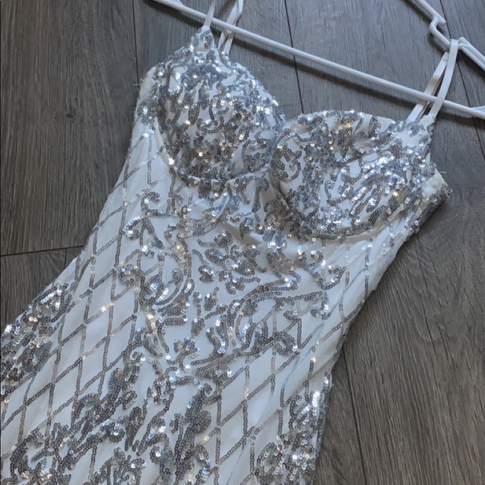 WINDSOR SILVER AND WHITE BODYCON DRESS